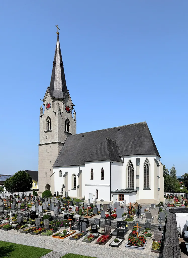 Südostansicht der röm.-kath. Pfarrkirche hl. Remigius in der oberösterreichischen Gemeinde Gampern. Die zweischiffige spätgotische Hallenkirche wurde von 1480 bis 1486 gebaut. Anfang des 16. Jahrhunderts erfolgte die Errichtung des mächtigen gotischen Westturmes bis zur Dachgleiche und 1890 der Ausbau auf eine Höhe von 63 m.