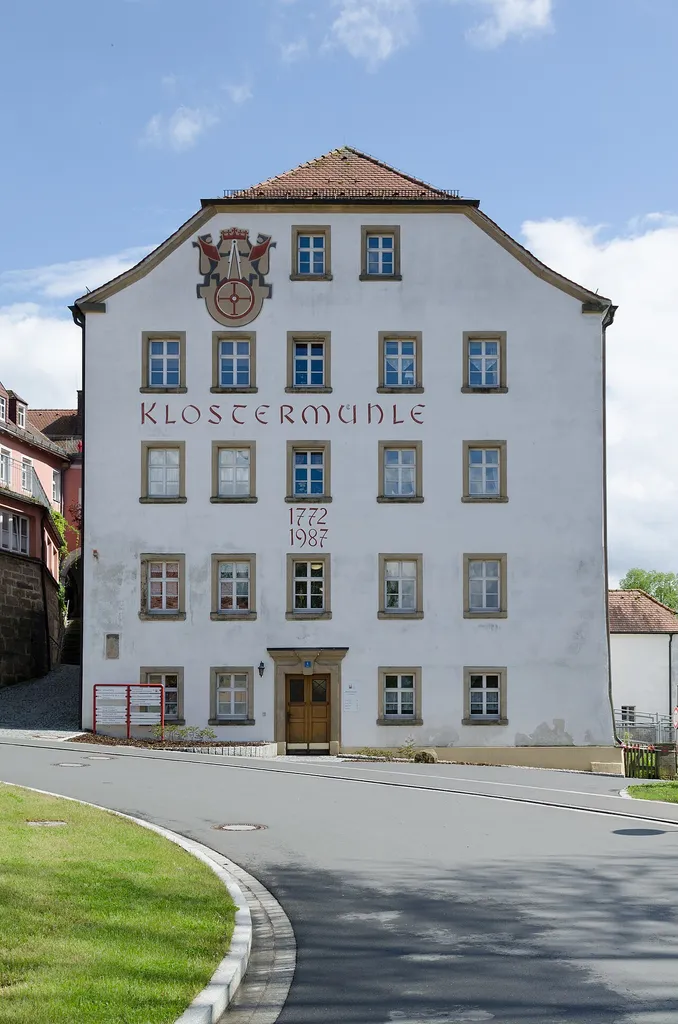 Himmelkron, ehemalige Klostermühle, Klosterberg 4 Mit dem Tode des letzten Mühlenbesitzers Gottlieb Baumgärtel (Autounfall) endete der Betrieb der Getreidemühle 1976. Nach einer Generalsanierung und Umbau bis 1987 mit Kosten in Höhe von mehreren Millionen Euro übernahm die Diakoneo das Gebäude zur Nutzung für Wohnplätze und Werkstätten für Behinderte.