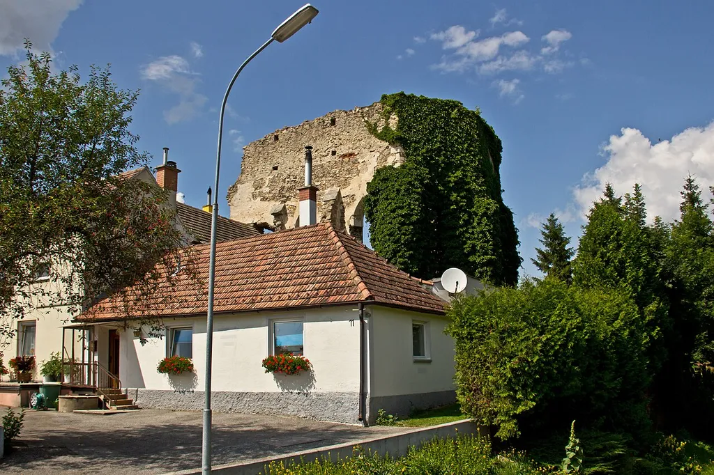 Bei Rafingsberg befindet sich die Ruine der ehemaligen Wallfahrtskirche Sieben Schmerzen Mariens. Sie wurde erstmals als neu erbaute Marienkapelle im Jahr 1455 erwähnt.