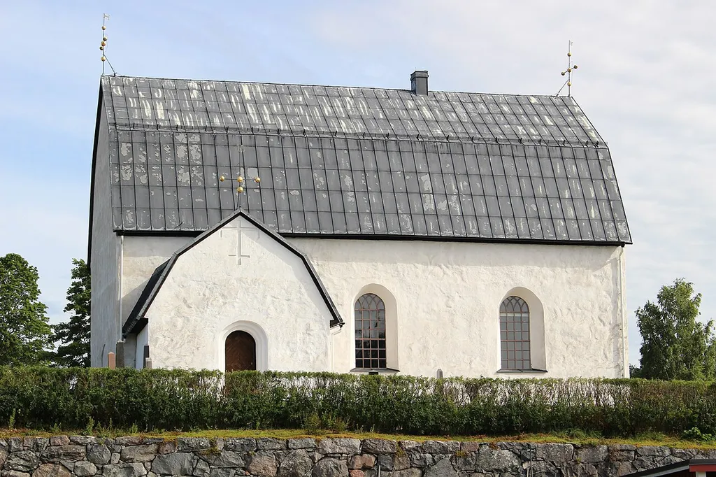 Tolfta kyrka från söder.