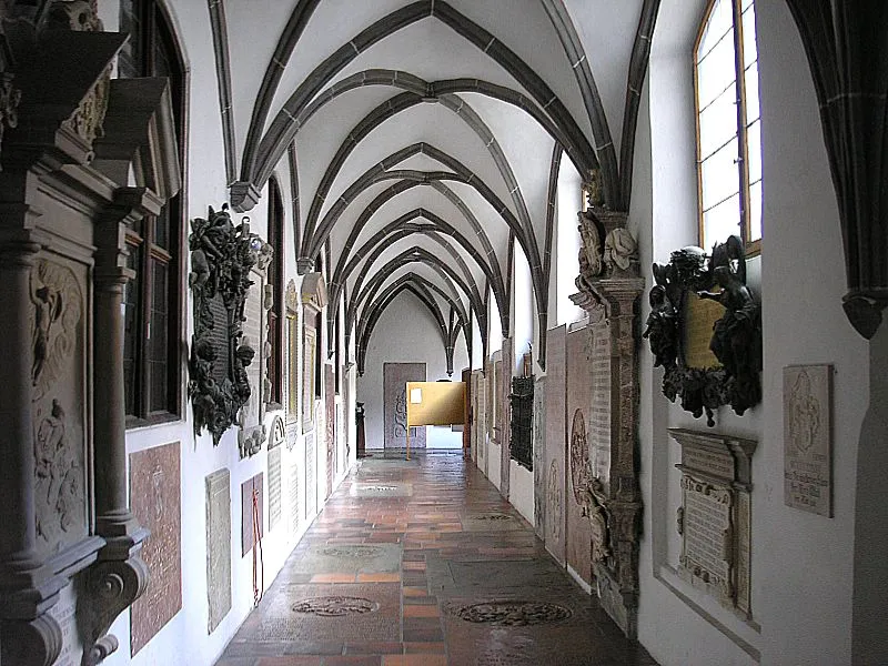 Ehemalige Karmelitenklosterkirche St. Anna (Augsburg, Bayerisch-Schwaben). Der Nordflügel des Kreuzganges. Blick nach Osten. Eigene Aufnahme, März 2007 / Former Carmelite monastery church St. Anna (Augsburg, Bavaria, Germany). The cloister - northern aisle, looking east. Own photo, March 2007
