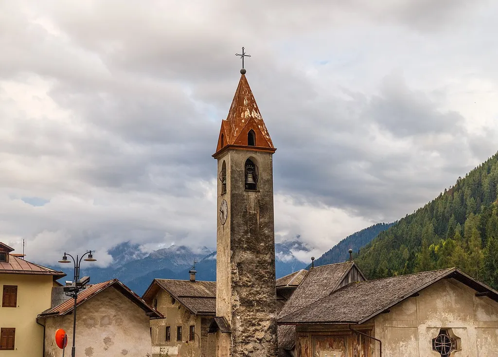 Mountain walk from Cogolo di Peio naar M.ga Levi (2015 m) in the Stelvio National Park (Italy). Chiesa di San Filippo e San Giacomo.