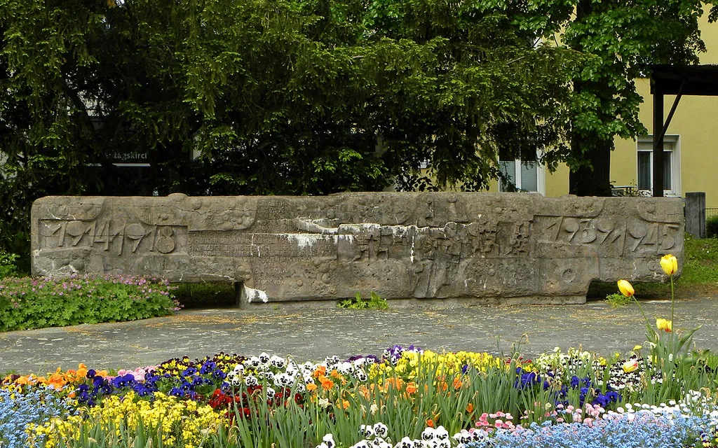 This is a photo of public art indexed in a public art catalogue of Linz (Austria) under the number: 1288 (commons, de) .