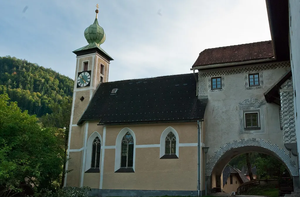 Kath. Filialkirche hl. Nikolaus, inkl Verbindungsbau zum "Alten Kasten"