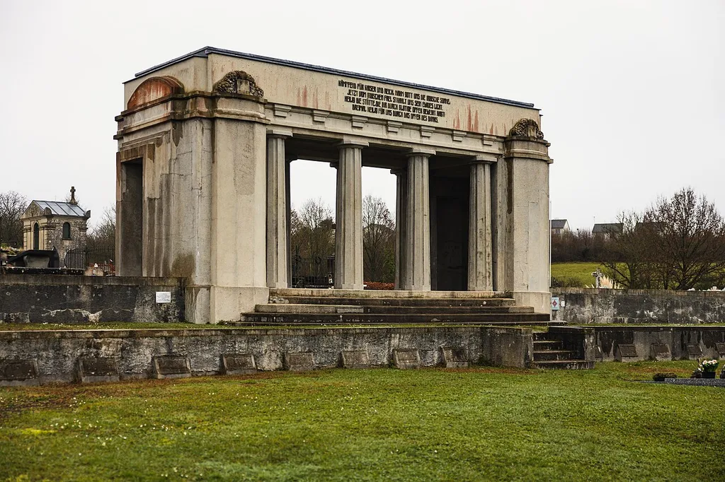 Deutsches Denkmal aus 1915 auf dem Friedhof Saint-Charles in Sedan (Ardennen)
