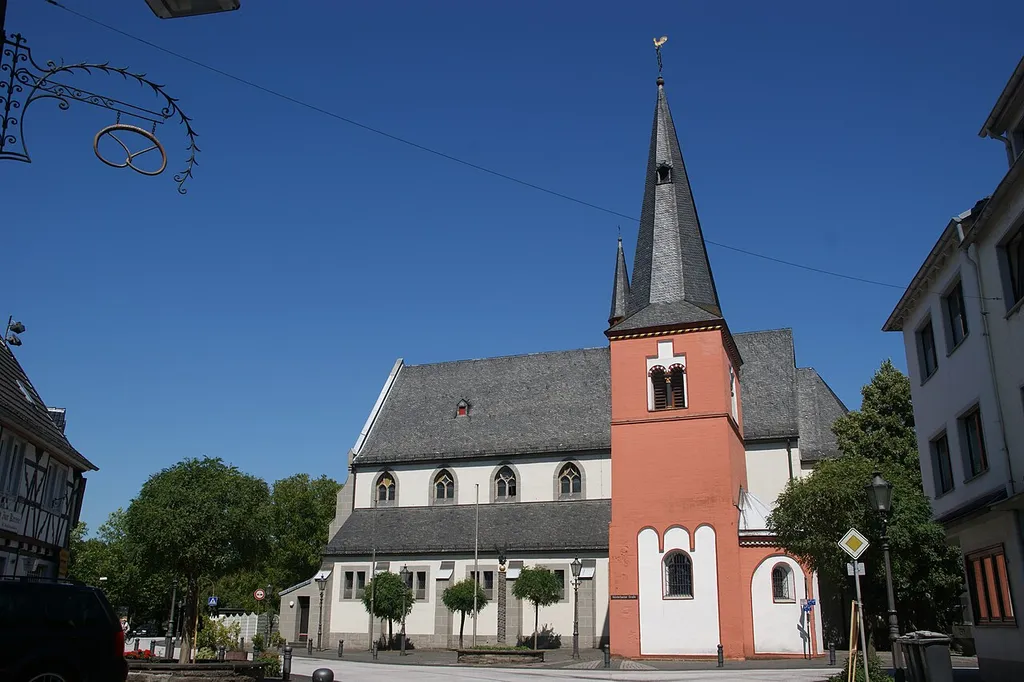 Katholische Kirche St. Michael in Königswinter-Niederdollendorf: Ansicht von der Hauptstraße