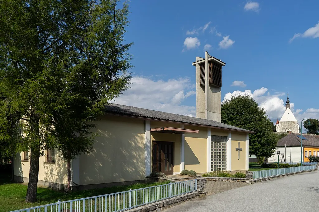 Hannersdorf, Bethaus, im Hintergrund die Kath. Pfarrkirche Maria Geburt