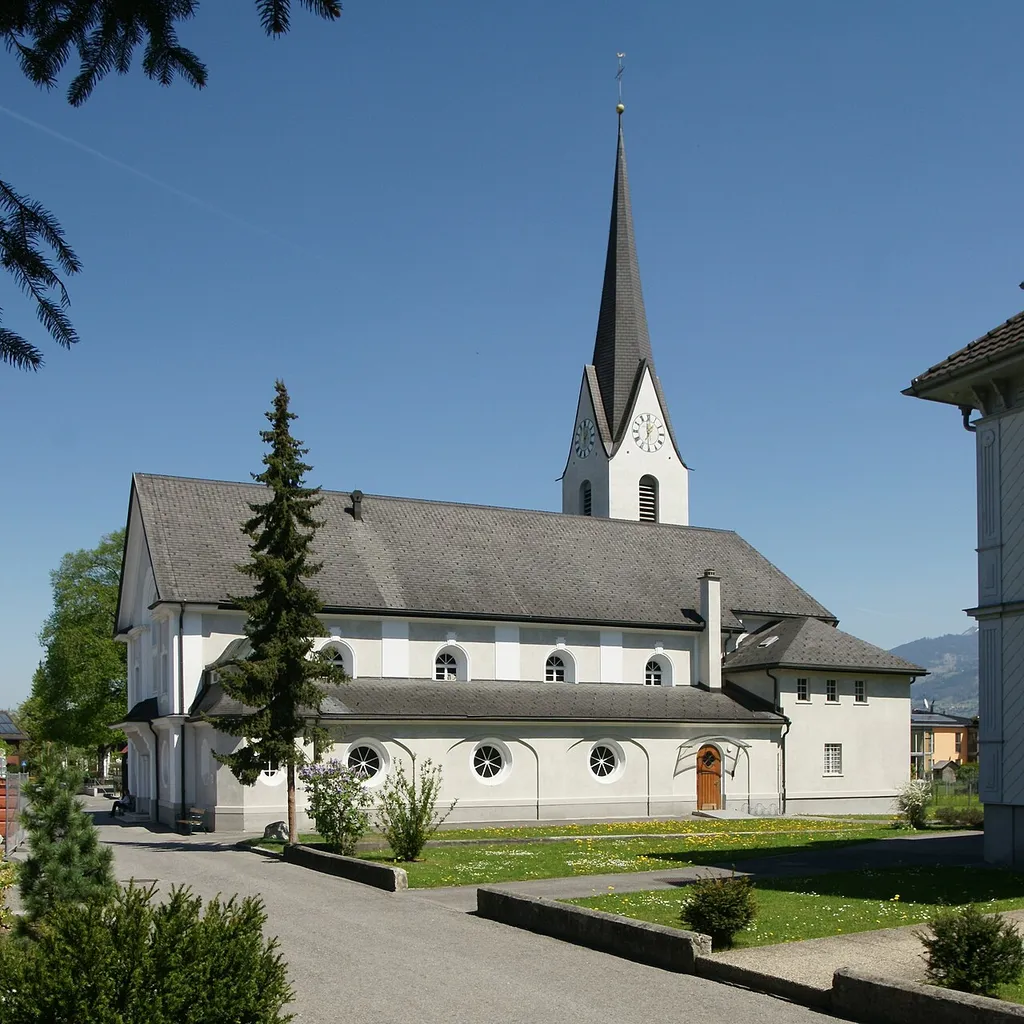 Stadtpfarrkirche "hl. Sebastian" in Gisingen in Feldkirch.1922 erweitert im Langhaus und Anbau von zwei Seitenschiffe durch Willibald Braun.