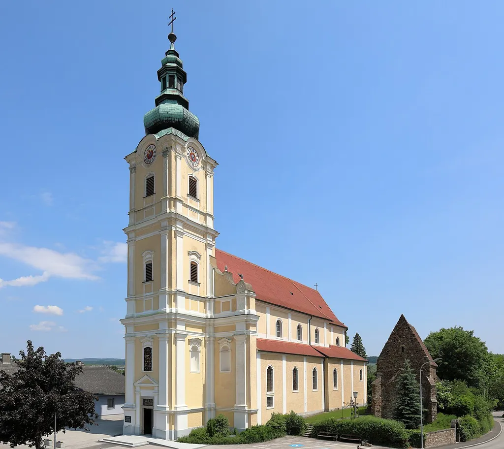 Die röm.-kath. Pfarrkirche hl. Lorenz in der niederösterreichischen Marktgemeinde Loosdorf und rechts der Karner.Die Kirche mit einem 4-jochigen Langhaus und einem eingezogenen 2-jochigen Chor wurde in den 1570er/1580er Jahren errichtet. Die Turm und die Westfassade stammen aus den 1730er Jahren. Südöstlich der Kirche befindet sich der Karner, der im 14. Jahrhundert errichtet wurde.