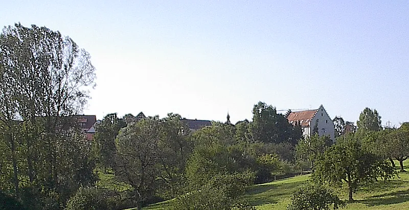 Das Bittelbrunner Schlössle, die Zwiebelturmspitze der Dorfkirche sowie die Zehntscheuer.
