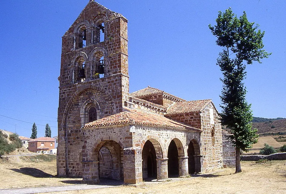 Iglesia románica de San Salvador de Cantamuda (Palencia). Original en diapositiva de 35 mm. tomada en agosto de 1991.