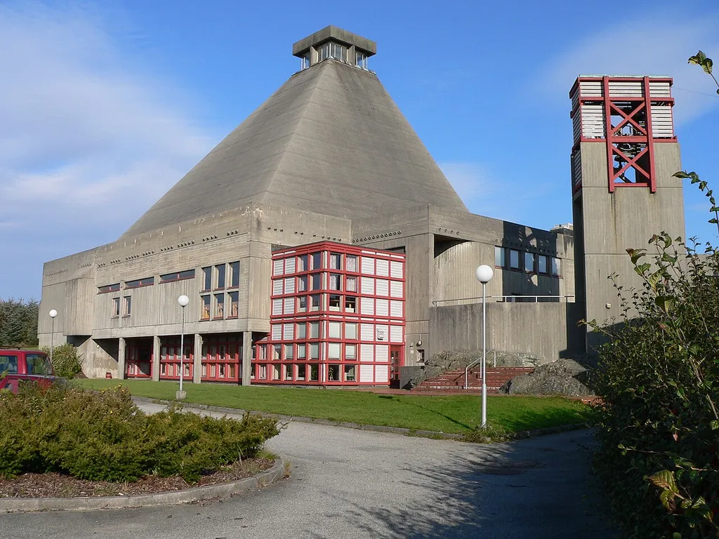 Rossabø kirke. Foto: Morten Stige. Fra Riksantikvarens Kulturminnesøk.