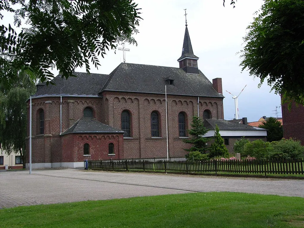 Pfarrkirche St. Laurentius mit Neonkreuz und Windmühle, Erkelenz-Houverath