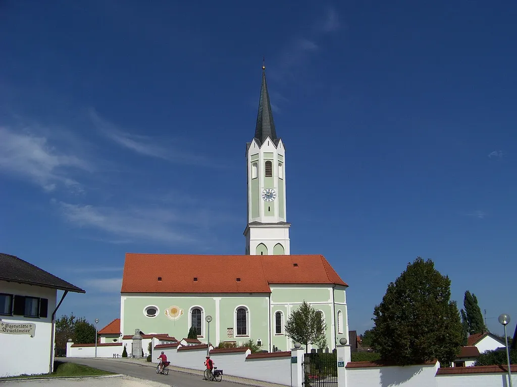 Hohenthann, Schmatzhausen. Kirche St. Katharina. Langhaus im Kern 13. Jahrhundert, Chor und Turm 15. Jahrhundert, nach 1680 barockisiert; mit Ausstattung; Seelenkapelle, 1. Hälfte 19. Jahrhundert; im Friedhof.