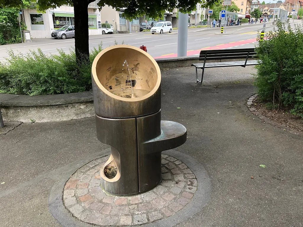 Brunnen vor der Reformierten Kirche Zürich-Balgrist