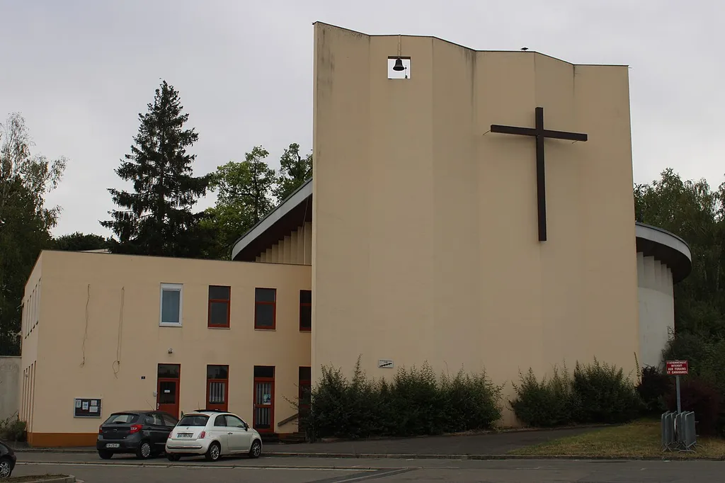 Église Saint-Paul depuis le parc de stationnement Butte-Montceau, à Avon (Seine-et-Marne).