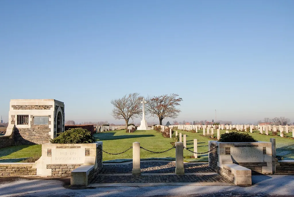 Rue-du-Bacquerot (13th London) Graveyard, Laventie