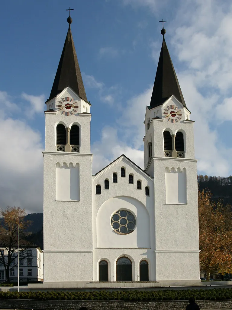 neue Pfarrkirche hl. Ulrich im heutigen Ortszentrum von Götzis. 1862-1865 nach Plan von "Anton Geppert" durch Baumeister J.Wilhelm erbaut. Glasmalereien ausgeführt von der Tiroler Glasmalereianstalt. 2008 generalsaniert.