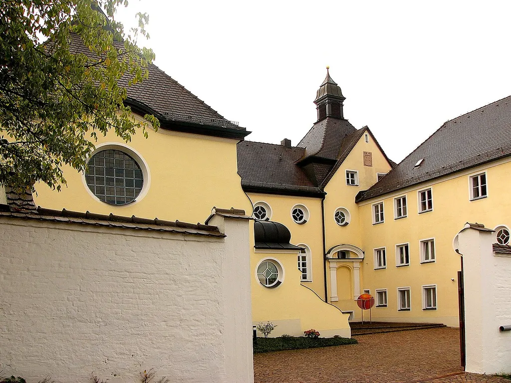 Karmelitinnenkloster mit Kapelle; Hauskapelle St. Josef, zweigeschossiger Satteldachbau über hakenförmigem Grundriss, akzentuiert durch Zeltdach mit Laterne, östlich Kapelle mit Pfeilergliederung und Dachreiter, nach Plänen von Michael Kurz, 1904; Erweiterungsanbau mit Pfortentrakt, zwei- bis dreigeschossiger Gebäudetrakt mit Krüppelwalm und Bodenerker mit Schweifgiebel, 1926/27; mit hoher Einfriedungsmauer, 1904. Das Altarbild Hl. Familie ist nach den Kunsthistorikern Hans Christian Ries und Michael Andreas Schmid dem Münchner Kunstmaler des Neubarock Josef Wittmann zuzuschreiben und etwa 1905 gemalt.