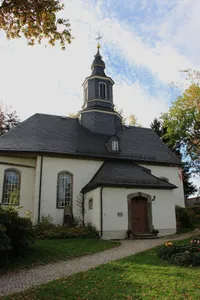 Kirche (mit Ausstattung), Kirchhof mit Einfriedung und Kriegerdenkmal für die Gefallenen des Ersten Weltkrieges Grüner Platz