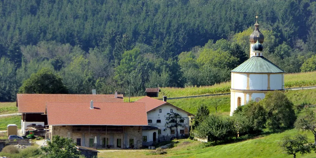 Berg (Gemeinde Gars am Inn) mit der Rotundenkirche „Peterskapelle”.