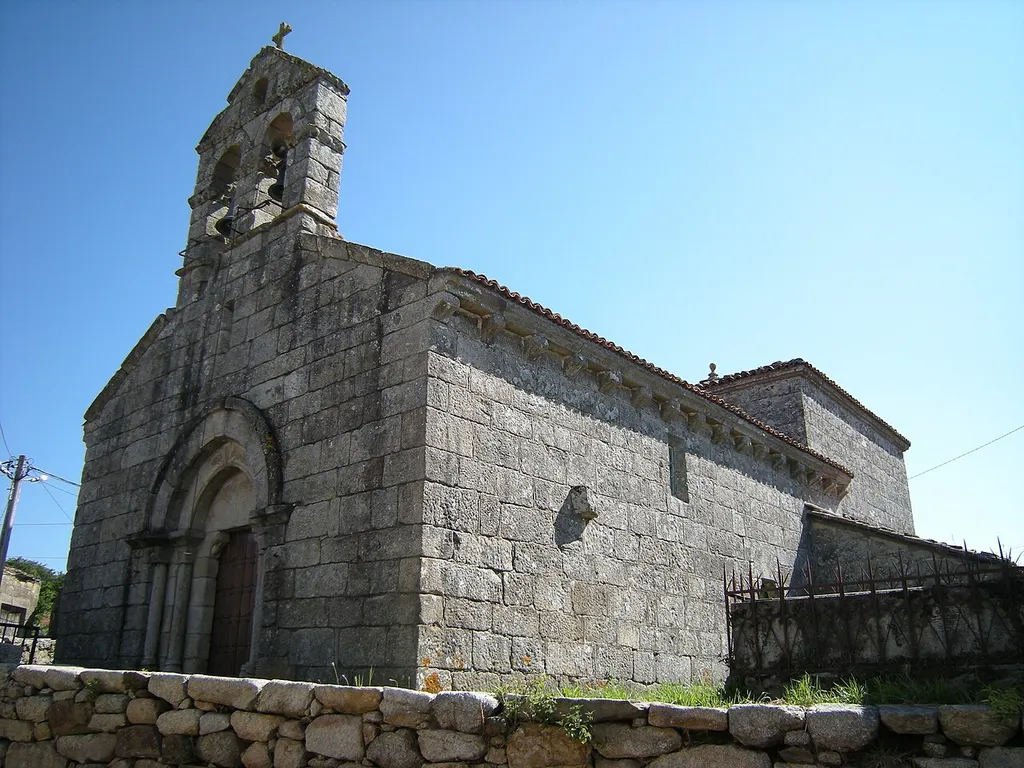 Iglesia románica construida entre el final del siglo XII y principios del XIII, con su cabecera totalmente reformada.