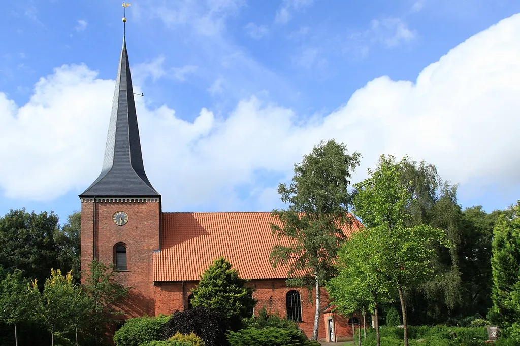 Marienkirche, Hauptstraße in Hohn