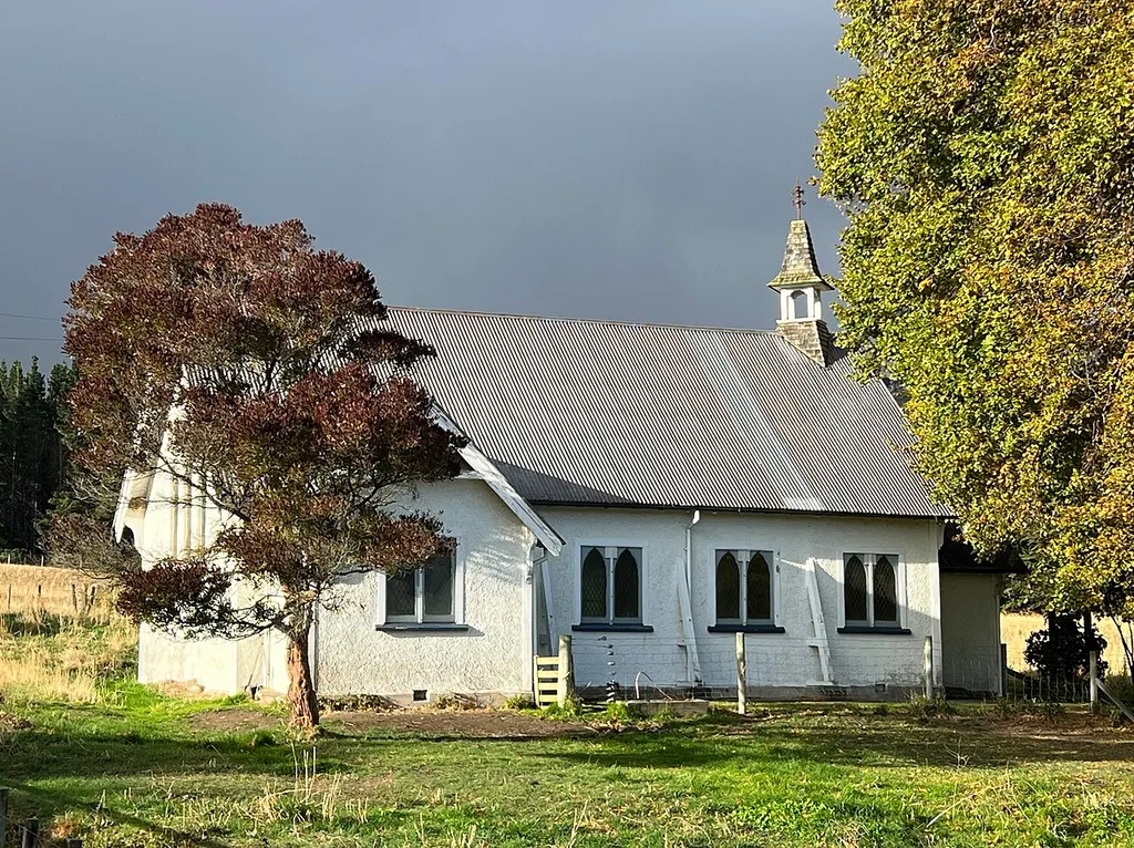 Knox Church at the settlement of Pigeon Bay, Banks Peninsula, New Zealand, was built in 1899 as a Presbyterian church at a cost of £450, and was modified after 1959 for Anglican worship, the tōtara building being roughcast at the same time.