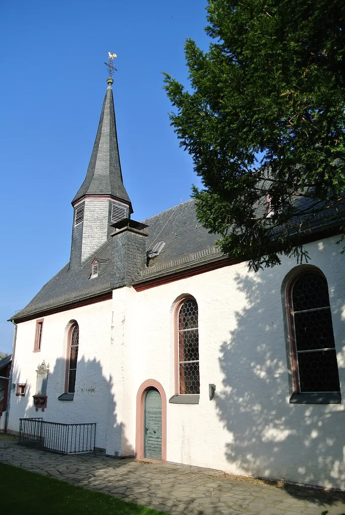 Evangelische Dorfkirche in Frankfurt-Unterliederbach, Heugasse 1; Bauzeit 12. Jahrhundert, 1716; barocke Saalkirche von Daniel Keyser; Baudenkmal; Südfassade