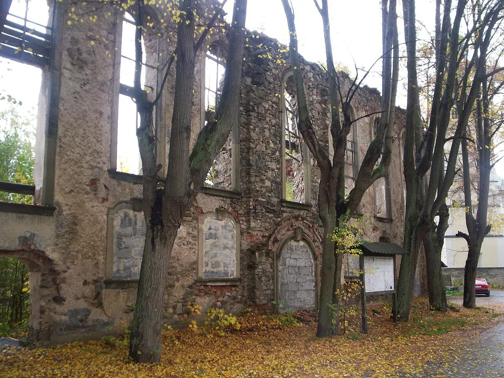 Ruiny kościoła ewangelickiego w Miszkowicach.
