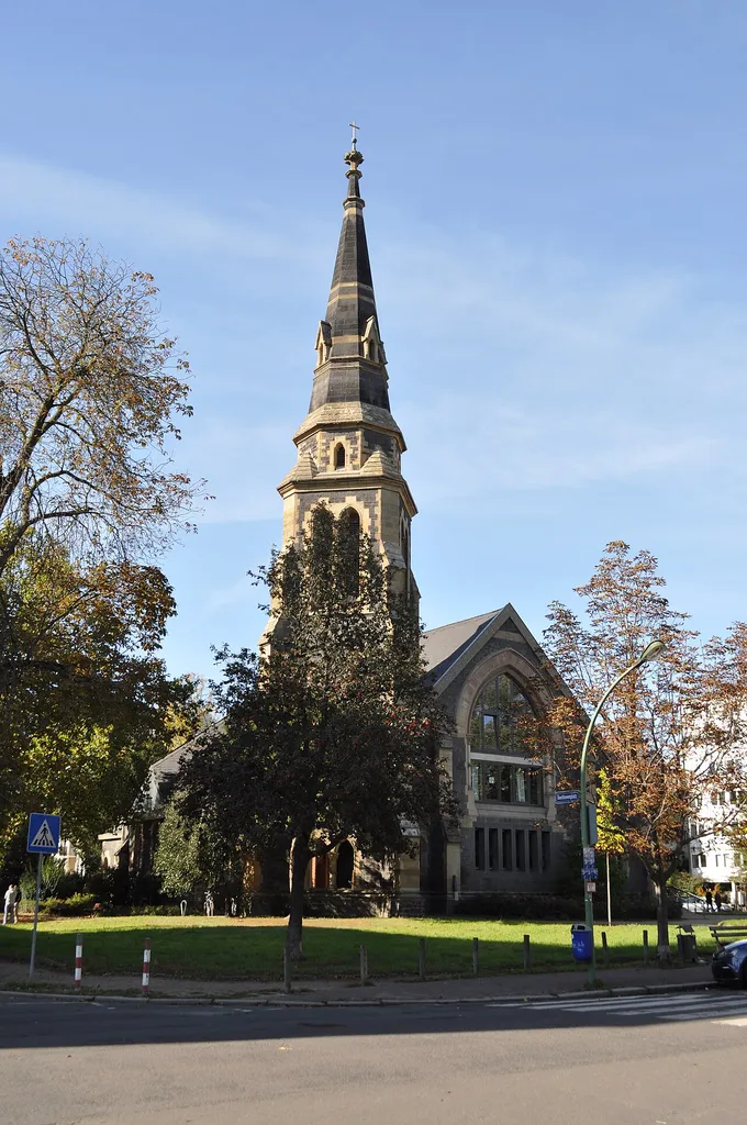 Christuskirche in Frankfurt, Beethovenplatz. Neubau der im Zweiten Weltkrieg zerstörten Christuskirche im damals noch kaum bebauten Frankfurt-Westend, früher Zionkirche genannt. Erbaut 1883, damaliger Stifter Emil Moritz von Bernus (1843-1913)