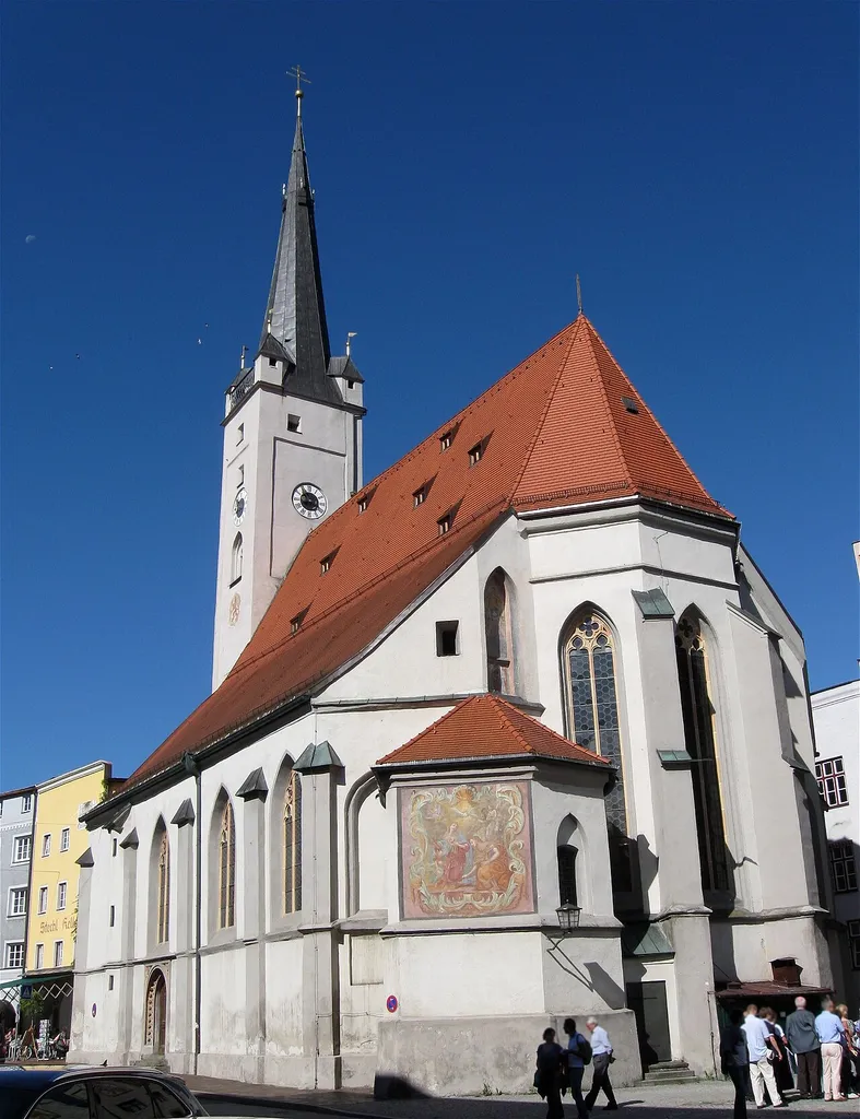 Marienplatz 4; Marienplatz 4 a. Kath. Kirche Unserer Lieben Frau, verputzter Backsteinbau, dreischiffige gotische Staffelhallenkirche, 1. Hälfte 14. Jh., Einwölbung 1386, Turmhelm von Wolfgang Wiser 1501/02, Barockisierung des Inneren 1753; mit Ausstattung.