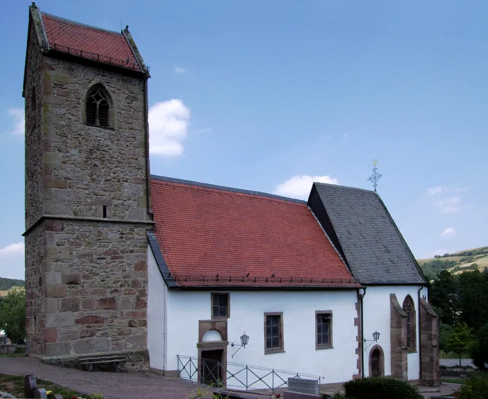 Zweikirche zu Rutsweiler an der Lauter; Blick vom Friedhof auf die Kirche.