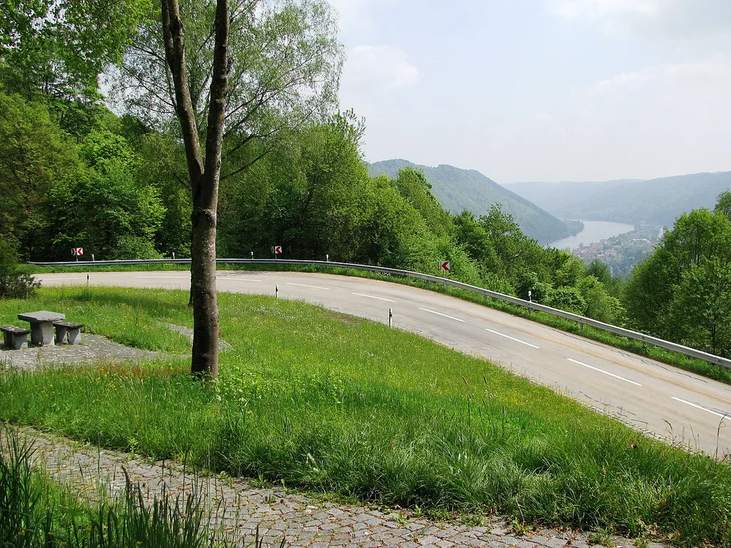 Die Kreisstraße PA 51 durch die Jochensteiner Leiten im NSG Donauleiten von Passau bis Jochenstein; im Hintergrund das österreichische Engelhartszell an der Donau.