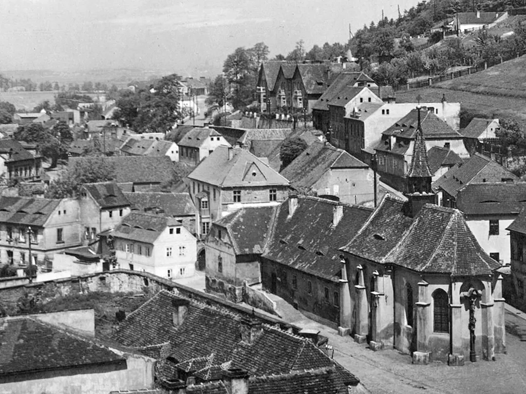 Historické pohledy na město Bílinu s kostelem sv. Alžběty, zbořeným v letech 1941-1942. Kostel je na snímku vpravo.