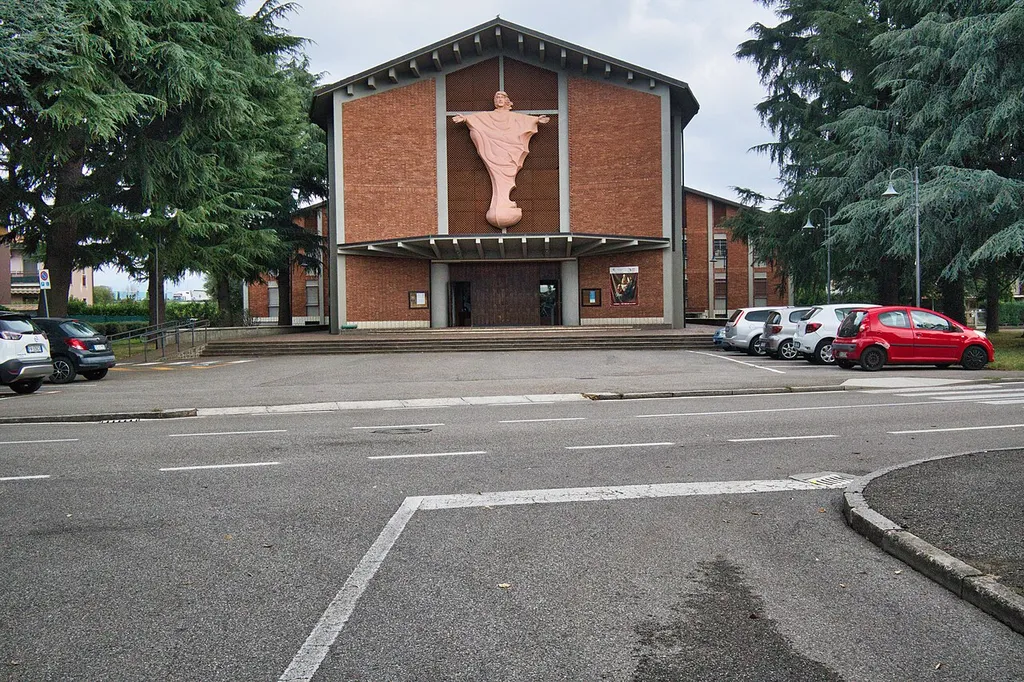 Chiesa di San Michele e Santissimo Redentore. Parrocchia della frazione Sabbio di Dalmine. Via Don Seghezzi, 3, 24044 Dalmine BG, Italia.