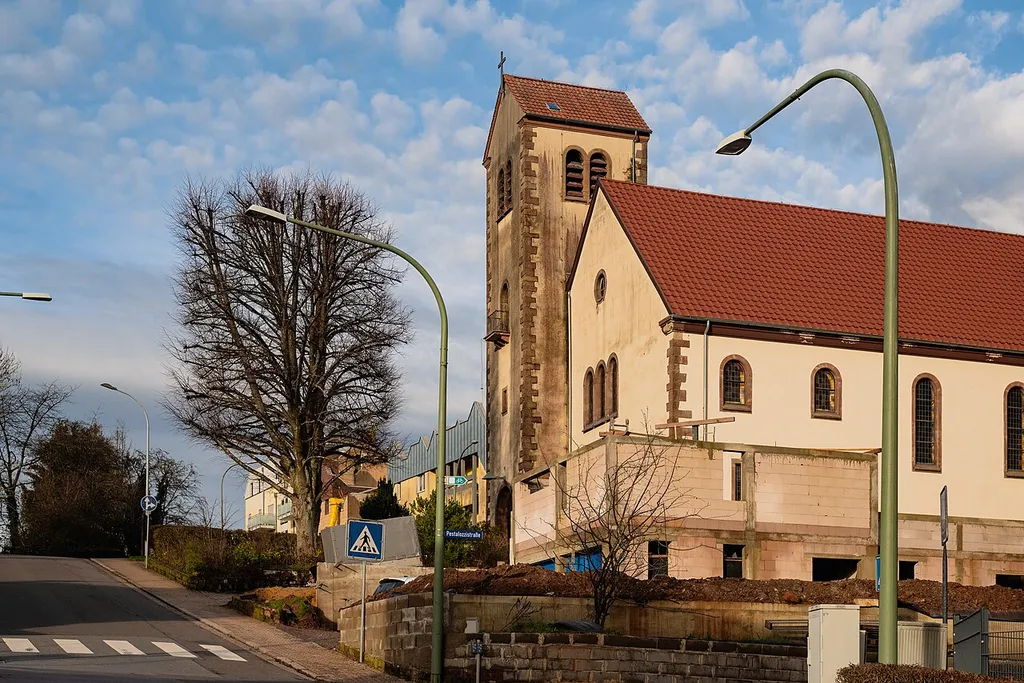 View along the Michael-Blatter-Straße to the Protestant Church in Sulzbach-Neuweiler.