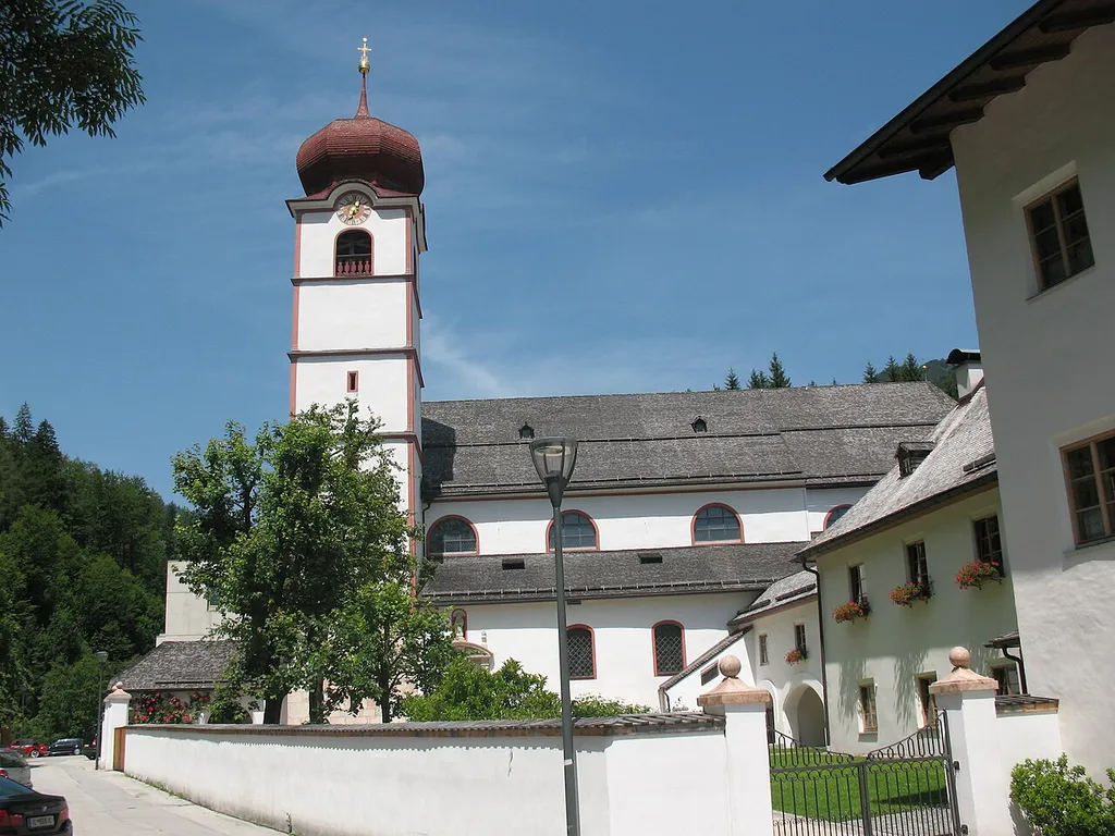 Pfarr- und ehem. Dominikanerinnenkirche hl. Dominikus, Reste der Vorgängerbauten sowie Friedhof mit Kapelle