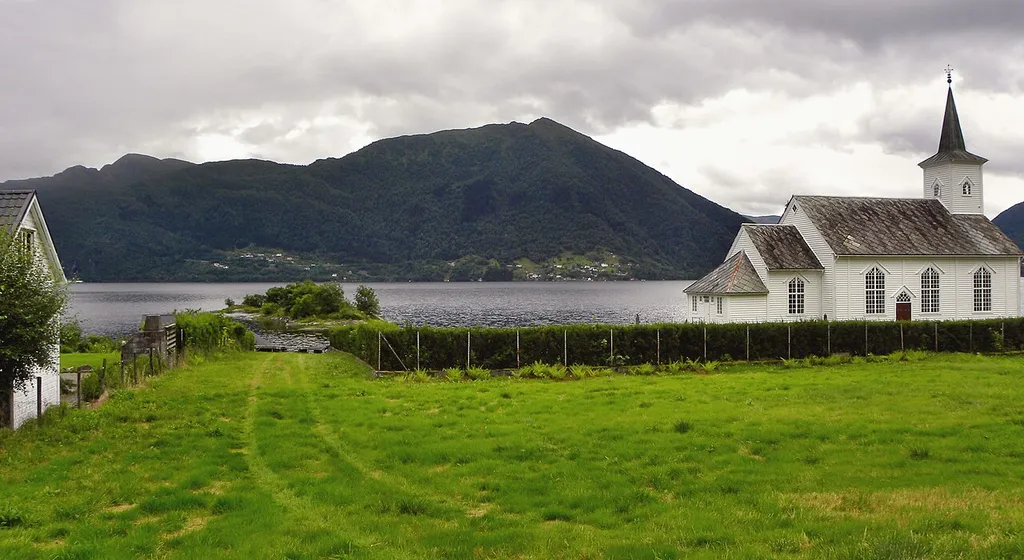 Bruvik kirkested i Sørfjorden i retning Hananipa.