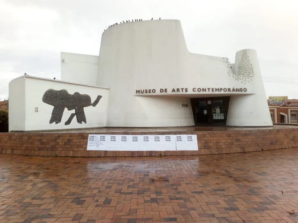 Museo de Arte Contemporáneo de Bogotá con la instalación "España os pide perdón" del artista español Abel Azcona