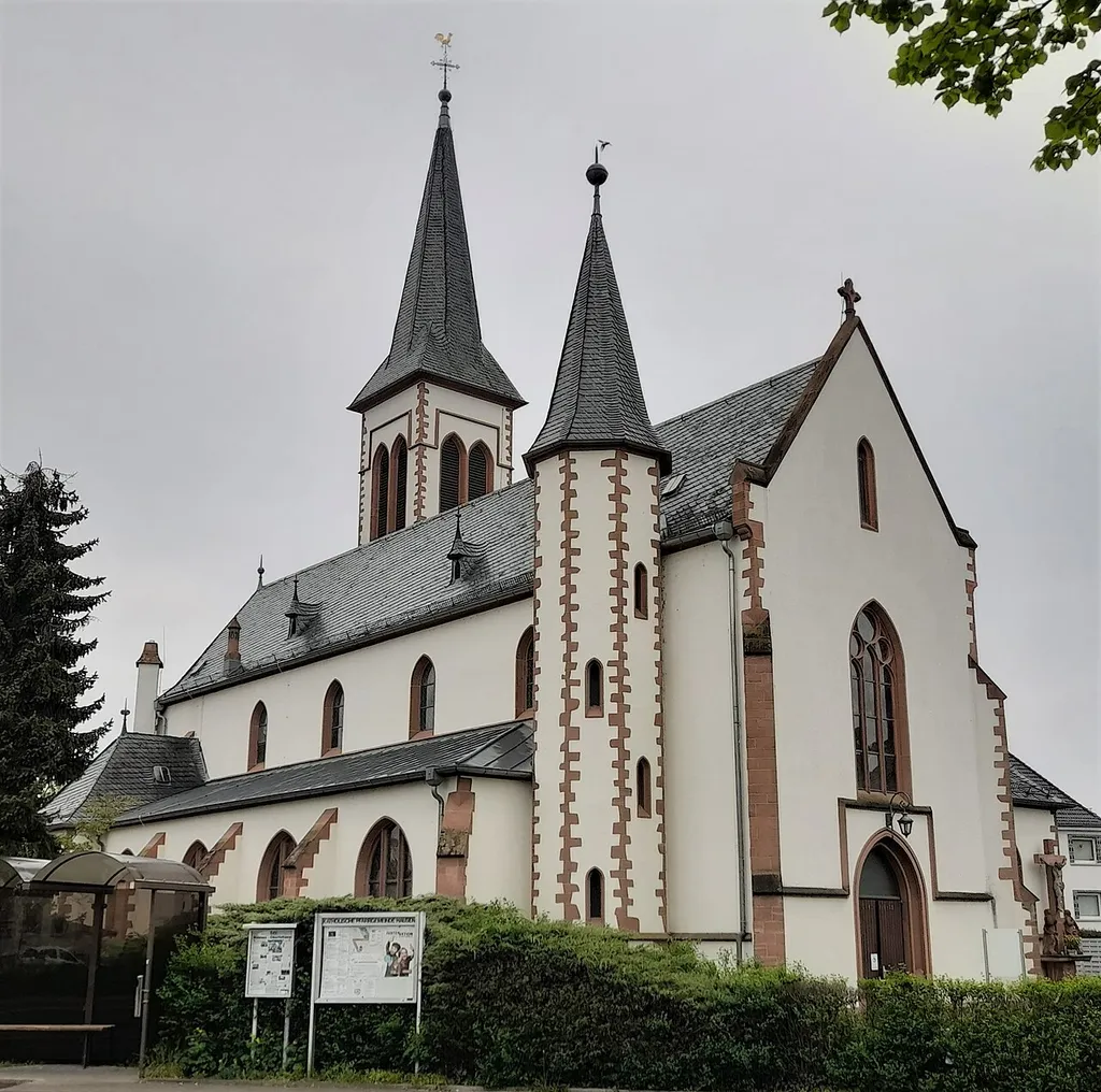 Außenansicht der katholischen Kirche St. Josef im Obertshausener Stadtteil Hausen von Osten