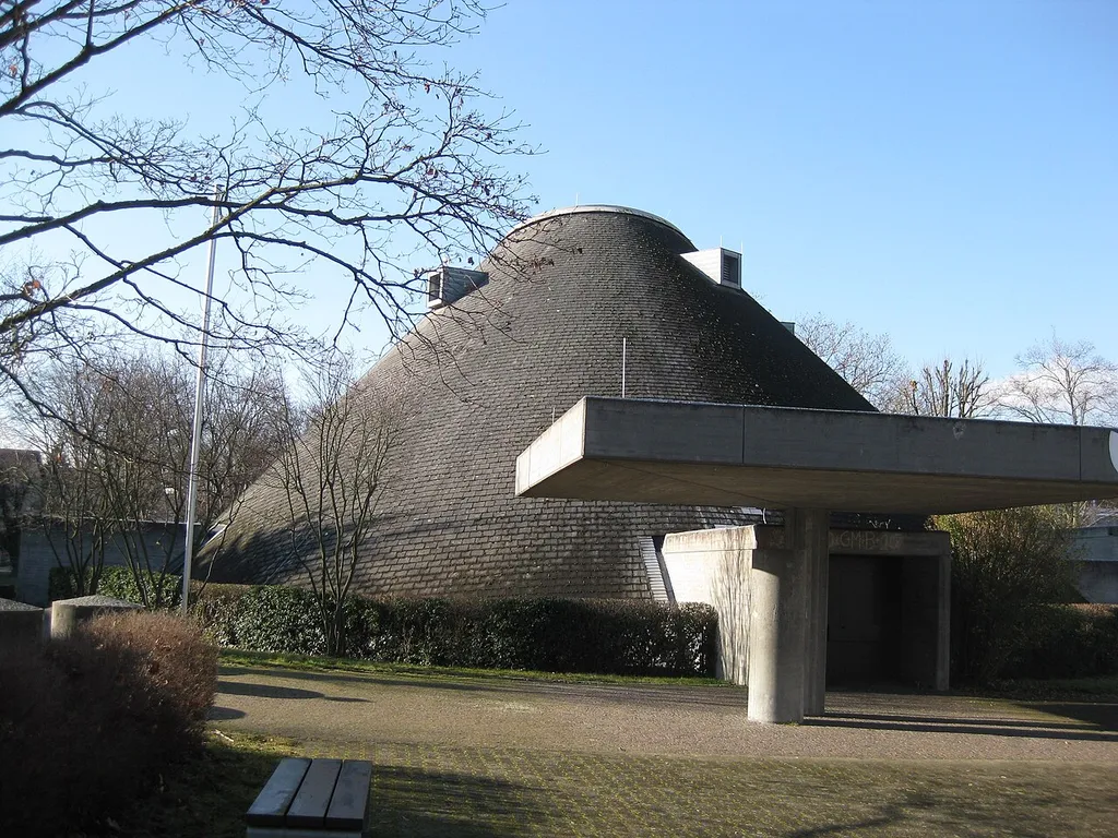 Maria Regina ist eine römisch-katholische Kirche in Fellbach.