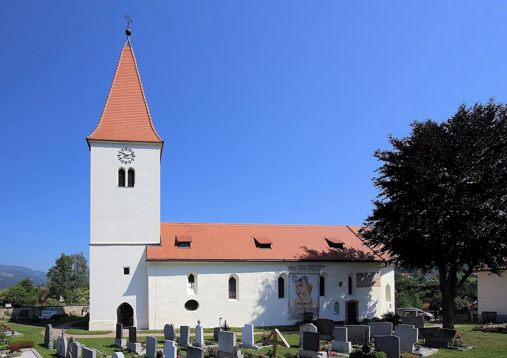 Südostansicht der Filialkirche hll. Johannes der Täufer und Evangelisten in Feistritz bei Knittelfeld, ein Ortsteil der österreichischen Gemeinde Sankt Marein-Feistritz im steirischen Bezirk Murtal. Die zweischiffige Kirche, die von einem ummauerten Friedhof umgeben ist, wurde 1445 errichtet. Nach einer Umgestaltung erfolgte 1515 durch den Bischof von Triest eine Neueinweihung. Zur Gotik- und Barockzeit erfolgten weitere Umgestaltungen. Im Jahr 1972 wurden Wandmalereien aus dem 15. und 16. Jahrhundert freigelegt.
