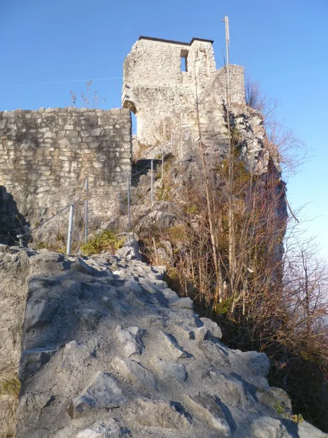 Burgruine Gutrat: Blick zur Hochburg