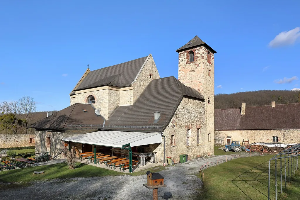 Die ehem. Kirche St. Anna im Naturpark Mannersdorf-Wüste in der niederösterreichischen Stadtgemeinde Mannersdorf am Leithagebirge. Sie war die Klosterkirche der ehem. Karmeliter-Einsiedelei „St. Anna in der Wüste“. Der Name „Wüste“ kommt vom griechischen Wort „eremos“, das „Wüste“ oder „Einsiedelei“ bedeutet.Das Kloster wurde 1644 von der Witwe Kaiser Ferdinand, Eleonora von Mantua, gestiftet, 1654 fertiggestellt, 1683 von den Türken zerstört, wieder aufgebaut, 1783 von Kaiser Josef II. aufgelöst und verfiel danach. 1982/83 wurde das Gebiet wegen seiner landschaftlichen Schönheit zum Naturschutzpark „Die Wüste Mannersdorf“ erklärt und die Klosteranlage, deren Zentrum die „Klosterkirche St. Anna“ ist, renoviert. Der Naturschutzpark „Die Wüste Mannersdorf“ ist Teil des 803 ha großen „Landschaftsschutzgebietes Leithagebirge“.