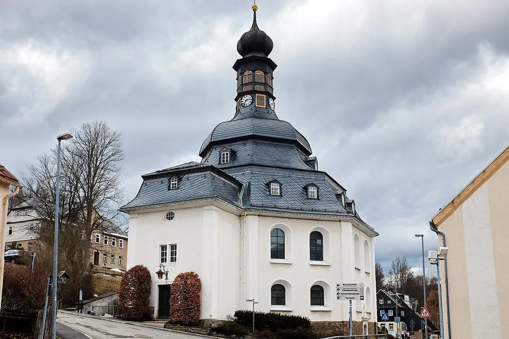 Evangelicko-luteránský kostel „Zum Friedefürsten" ,,Nanebevzetí panny Marie" (Kruhový kostel Knížete míru), Klingenthal, Vogtland, Sasko