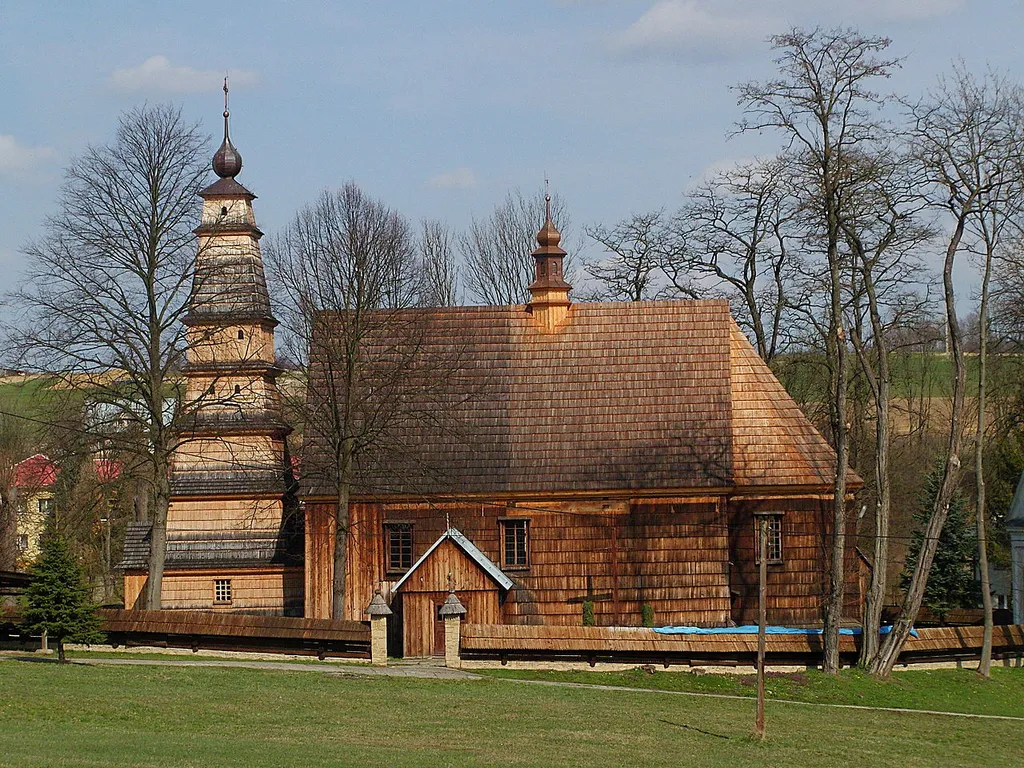 Kościół św. Andrzeja Apostoła w Rożnowicach; z lat 50. XVIII wieku. Obiekt ze Szlaku Architektury Drewnianej województwa małopolskiego