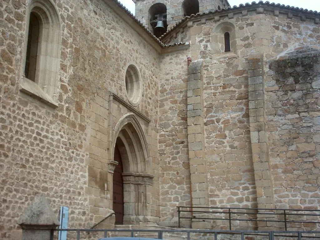 Vista de la Iglesia del Salvador en Plasencia, España