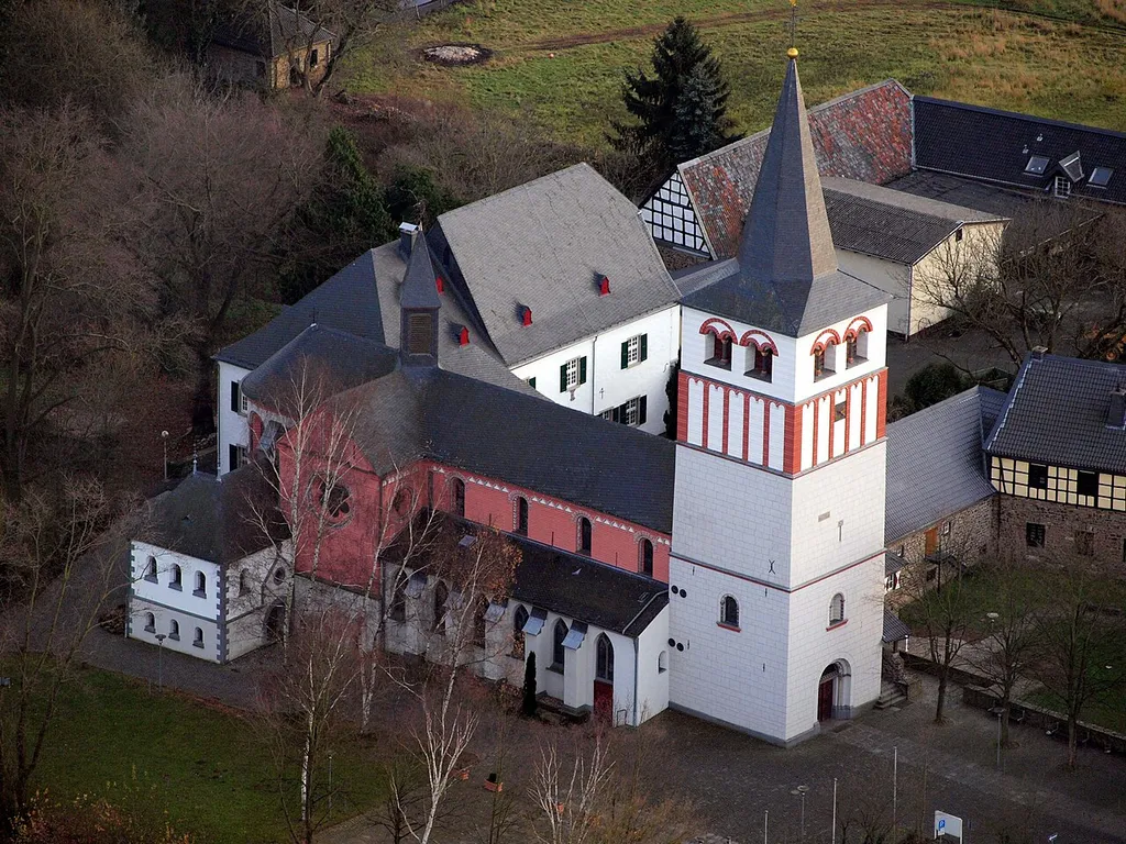 Katholische Pfarrkirche St. Pankratius und ehemalige Benediktiner-Propstei, Oberpleis: Luftaufnahme