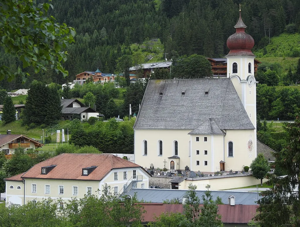 Kath. Pfarrkirche hl. Johannes der Täufer und Friedhof; erbaut 1748 bis 1750, Achenkirch, Bezirk Schwaz, Tirol, Austria; im Bild links vorne ist der Alte Widum abgebildet;